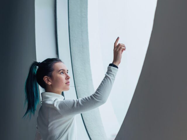 girl-using-touch-screen-modern-smart-home 2-min